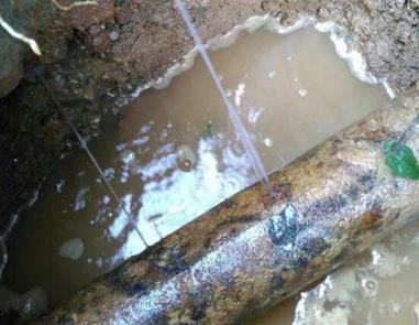 平房楼顶渗水维修公司分享下地暖漏水的原因及检测方法。